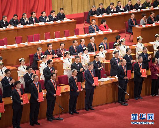 12月18日,庆祝改革开放40周年大会在北京人民大会堂隆重举行。中共中央总书记、国家主席、中央军委主席习近平在大会上发表重要讲话。这是习近平等为获得改革先锋称号人员代表颁奖。 新华社记者 燕雁 摄