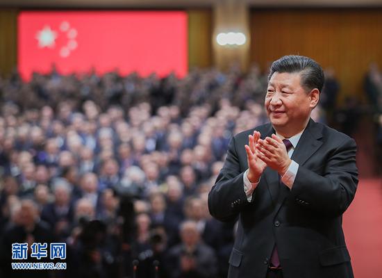 12月18日,庆祝改革开放40周年大会在北京人民大会堂隆重举行。中共中央总书记、国家主席、中央军委主席习近平在大会上发表重要讲话。这是习近平鼓掌向受表彰人员表示祝贺。 新华社记者 谢环驰 摄