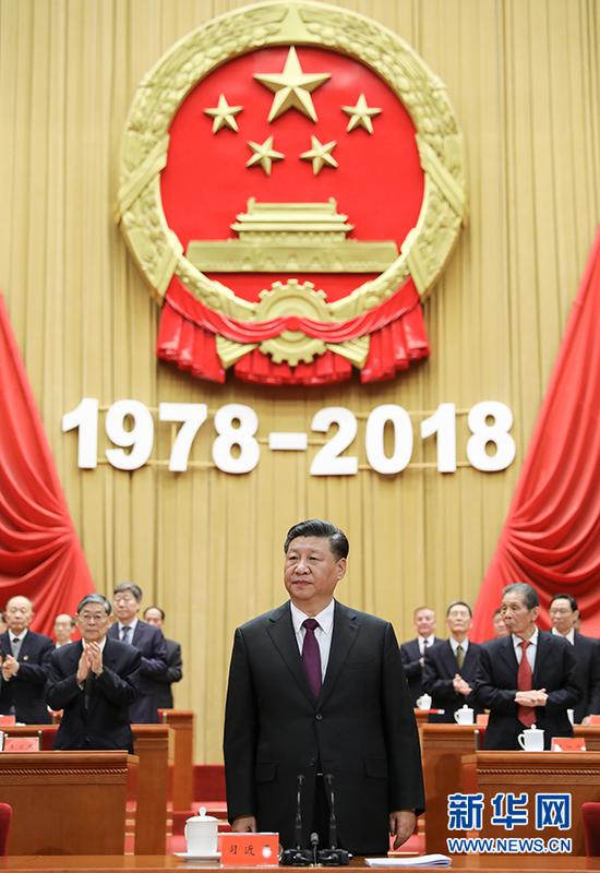 12月18日,庆祝改革开放40周年大会在北京人民大会堂隆重举行。中共中央总书记、国家主席、中央军委主席习近平在大会上发表重要讲话。这是习近平在主席台向全场致意。 新华社记者 鞠鹏 摄